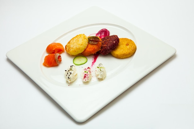 Zestaw talerzy z kolorowymi potrawami